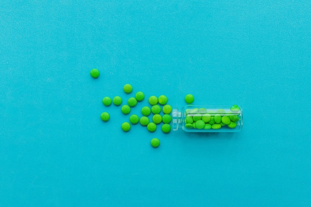 De pillen liggen verspreid op tafel. Tabletten op de blauwe achtergrond. Medicinale tabletten, capsules, pillen.