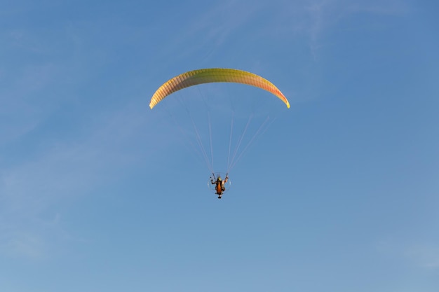 De piloot ging de lucht in op een individuele rugzakparajet met een benzinemotor