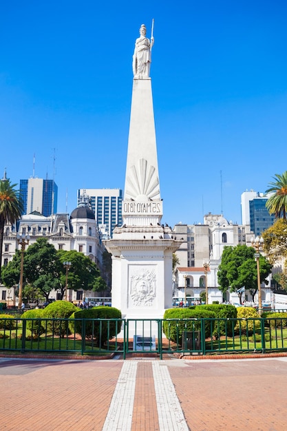 De Piramide de Mayo (mei-piramide) op het middelpunt van de Plaza de Mayo, is het oudste nationale monument in Buenos Aires, Argentinië