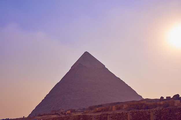 De piramide van Chefren in een mistige waas met ruïnes op de voorgrond