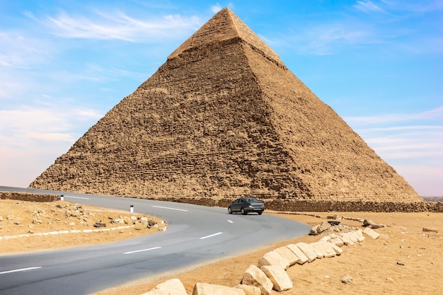 De piramide van chephren en een nabijgelegen autoweg, giza, egypte.