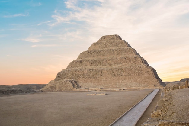 De Piramide van Djoser (of Djeser en Zoser), of Stappiramide in de Saqqara-necropolis, Egypte