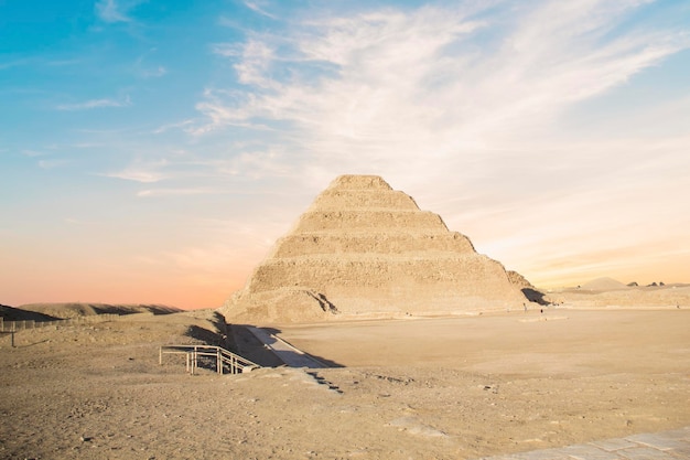 De Piramide van Djoser (of Djeser en Zoser), of Stappiramide in de Saqqara-necropolis, Egypte