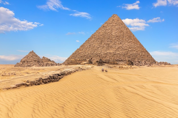 De Piramide van Menkaure en de Piramides van de Koninginnen zonnige dag uitzicht Egypte