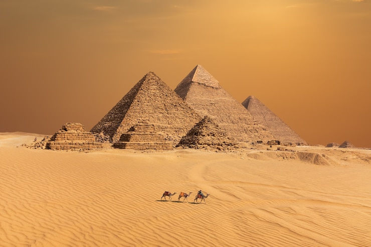 De piramides in de zonsondergangwoestijn van Giza, Egypte.