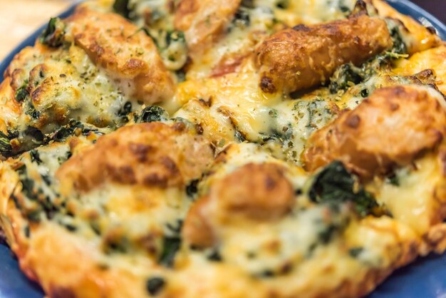 De pizza is een Italiaans die voedsel op houten cirkelraad wordt gediend