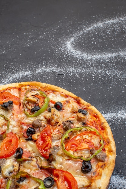 De pizza van de vooraanzichtkaas bestaat uit olijvenpeper en tomaten op donkere oppervlakte