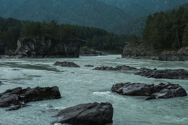 De plaats waar de Altai rivier Chemal uitmondt in de Katun