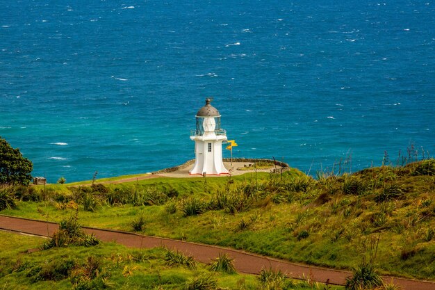 De plek waar de Tasmanzee en de Stille Oceaan elkaar ontmoeten bij Cape Reinga en zijn historische vuurtoren