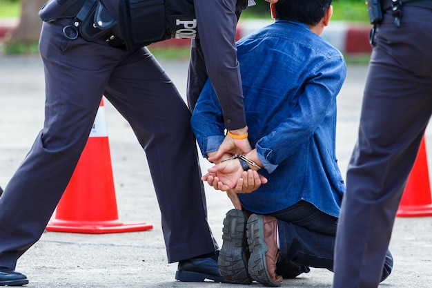 De politie hielp de schuldigen vangen en de handboeien op slot