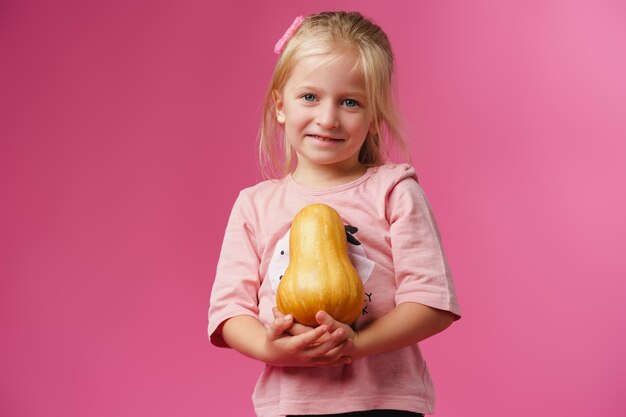 De pompoen van de meisjeholding in haar handen