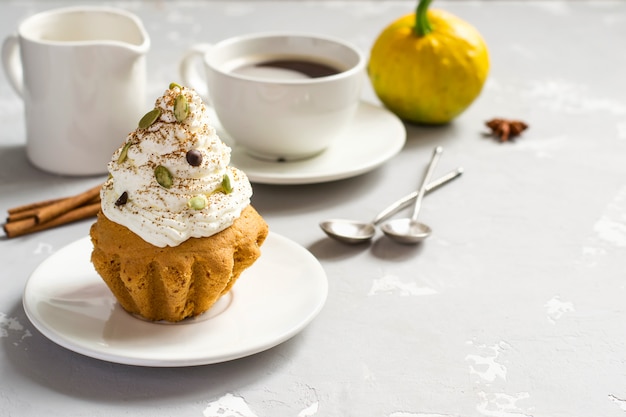 De pompoenmuffins van de herfst met kruiden, chocoladedalingen en pompoen