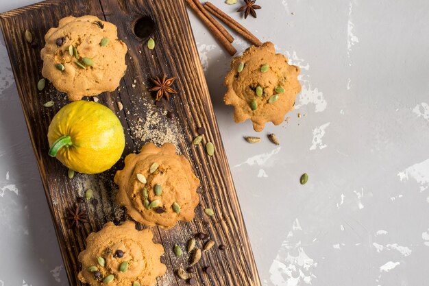 De pompoenmuffins van de herfst met kruiden, chocoladedalingen en pompoenzaden