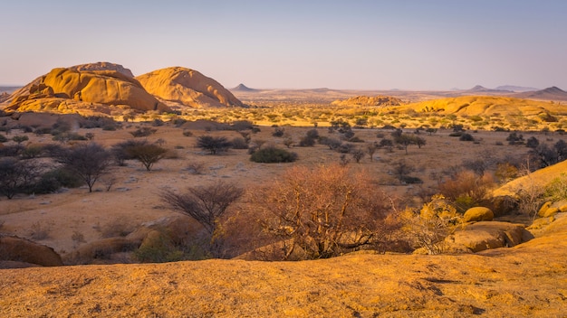 De Pondoks in de buurt van de Spitzkoppe-berg bij zonsondergang in Namibië in Afrika.