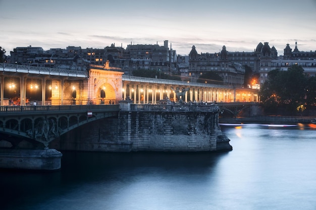 De Pont de BirHakeim voorheen de brug van Passy