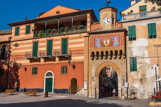 De poort naar het oude dorp Finalborgo, aan de Italiaanse Rivièra