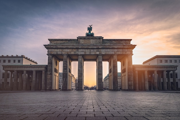 Foto de poort van brandenburg bij zonsondergang vooraanzicht dat wordt verlicht