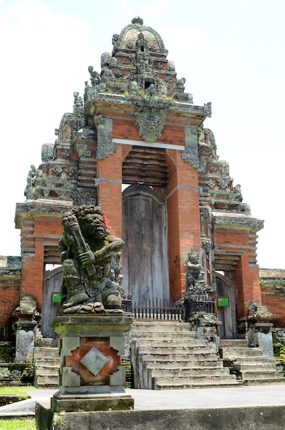 De poort van de Pura Taman Ayun-tempel op Bali