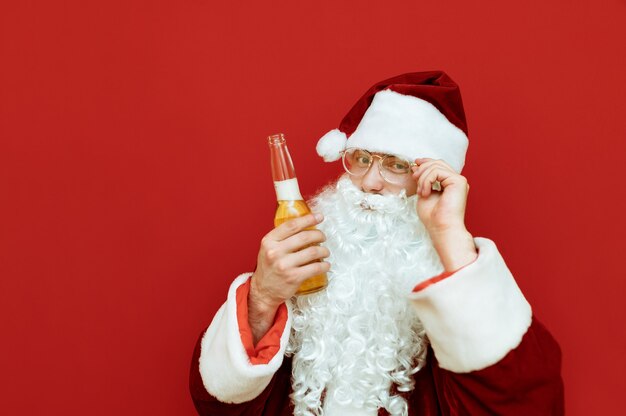 De portretmens kleedde zich als de holdingsfles bier van de Kerstman