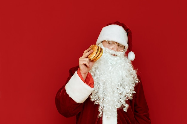 De portretmens kleedde zich als de holdingshamburger van de Kerstman