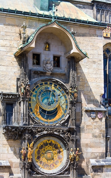 De Praagse astronomische klok of Praagse Orloj (geïnstalleerd in 1410). Uitzicht op Stare Mesto (oude stad), Praag, Tsjechië