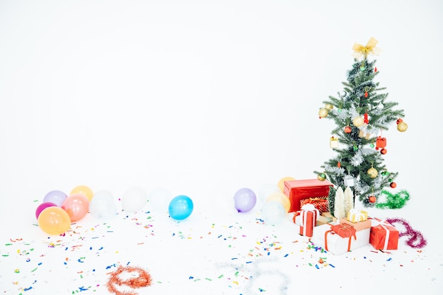De prachtige achtergrond van de kerstboom is prachtig versierd met geschenkdozen