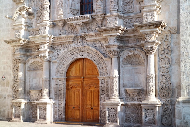 De prachtige buitenkant van de kerk van Sint-Augustinus, historische barokke kerk in Arequipa, Peru