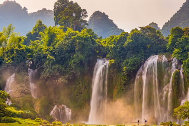 De prachtige en magnifieke Detian-watervallen in Guangxi, China