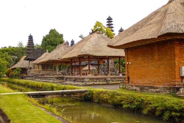 De prachtige gebouwen van de koninklijke familietempel op Bali gescheiden door een rivier van water. Indonesië