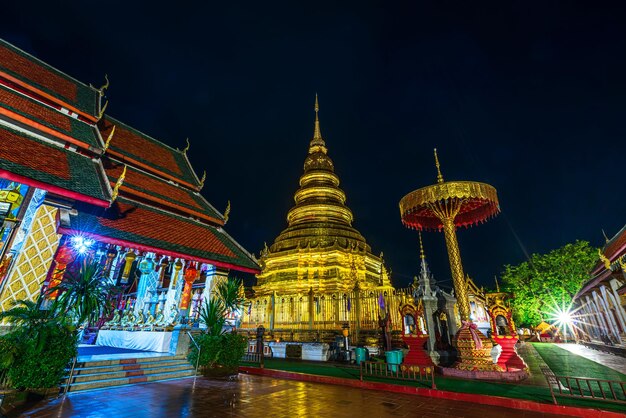 De prachtige gouden pagode van Nightevening in Wat Phra dat Hariphunchai een boeddhistische aanbidding is