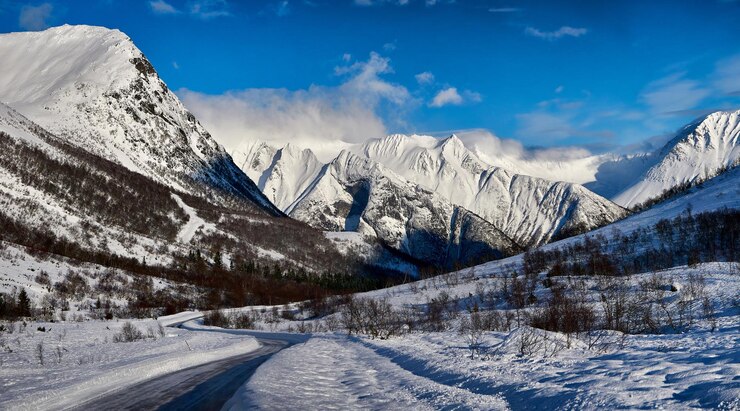 Foto de prachtige hjrundfjord tussen de sunnmre-alpen mre og romsdal noorwegen