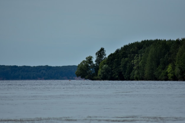 De prachtige kust van de rivier de Wolga