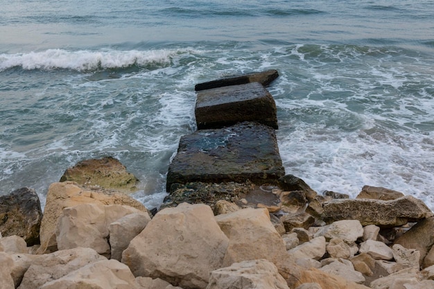 De prachtige kust van de stad Varna in Bulgarije De zee slaat tegen de stenen verbazingwekkende zeegezicht