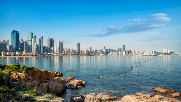 De prachtige kustlijn en het architecturale landschap van Qingdao