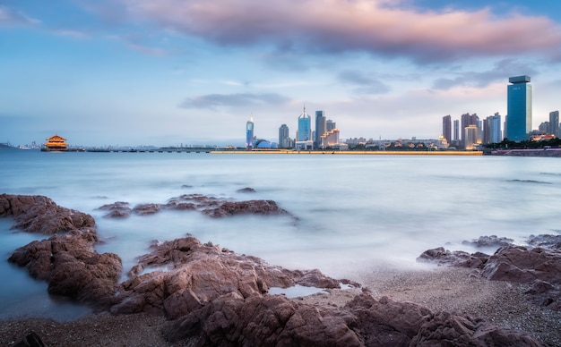 De prachtige kustlijn en het architecturale landschap van Qingdao