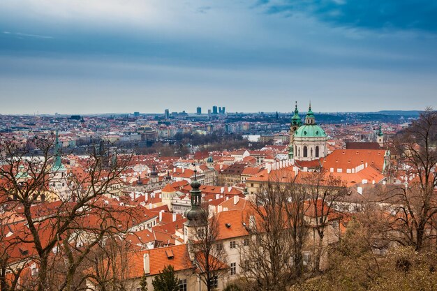 Foto de prachtige oude stad van praag gezien vanaf het uitkijkpunt van het kasteel van praag op een vroege lente dag