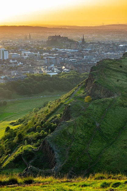 De prachtige stad Edinburgh in Schotland tijdens zonsondergang in de zomer