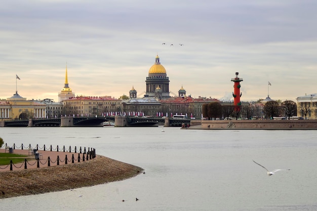 De prachtige stad Sint-Petersburg aan de rivier de Neva