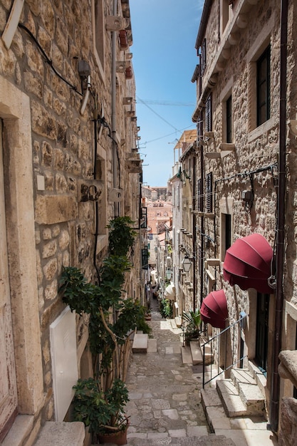 De prachtige steile steegjes in de ommuurde oude stad van Dubrovnik