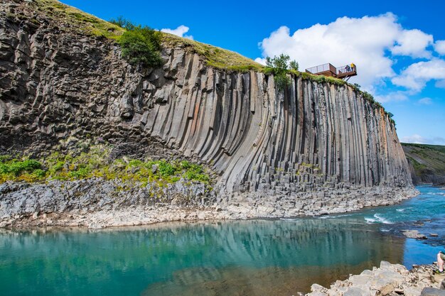 De prachtige Studlagil-kloof in de Jokuldalur-vallei in IJsland