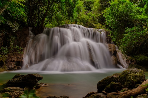 De prachtige waterval in het park.