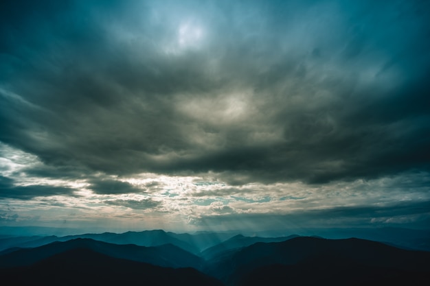 De prachtige wolken boven het berglandschap