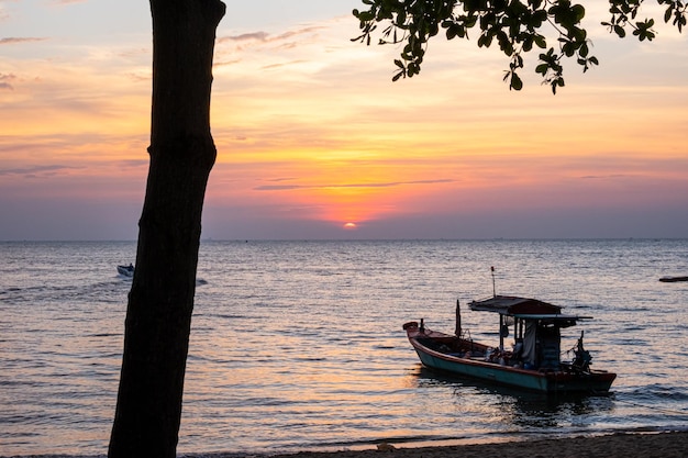 De prachtige zonsondergang op het strand pattaya thailand