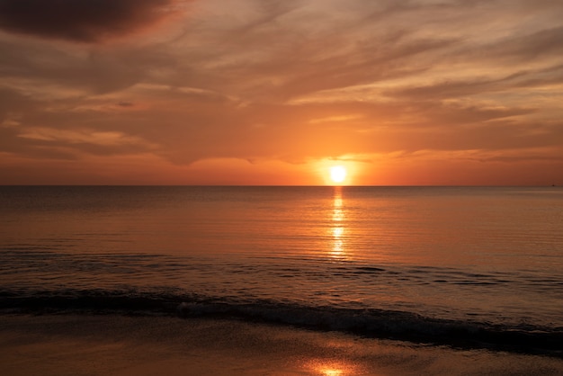 Foto de prachtige zonsondergang op het strand