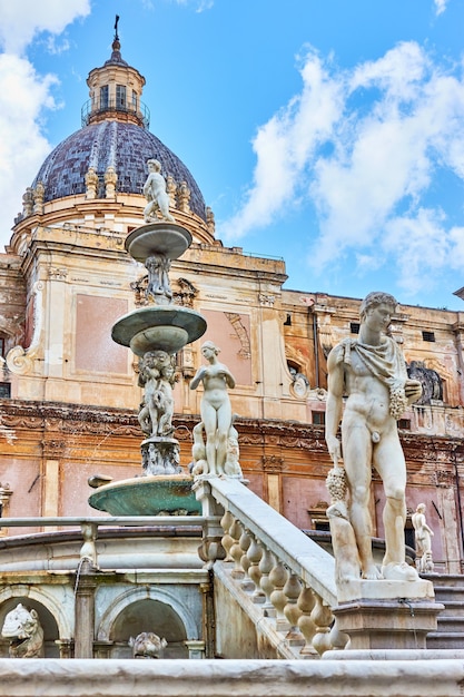 De Praetoriaanse fontein door Francesco Camilliani (Fontein van schaamte, 1574) op Piazza Pretoria in Palermo, Sicilië, Italië