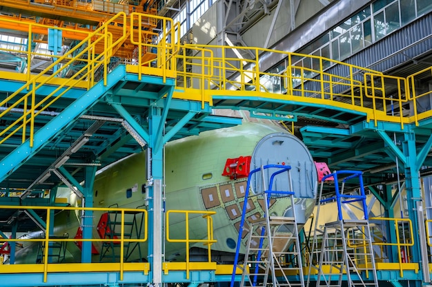 De productie en reparatie van het grootste transportvliegtuig IL76 in een vliegtuigfabriek