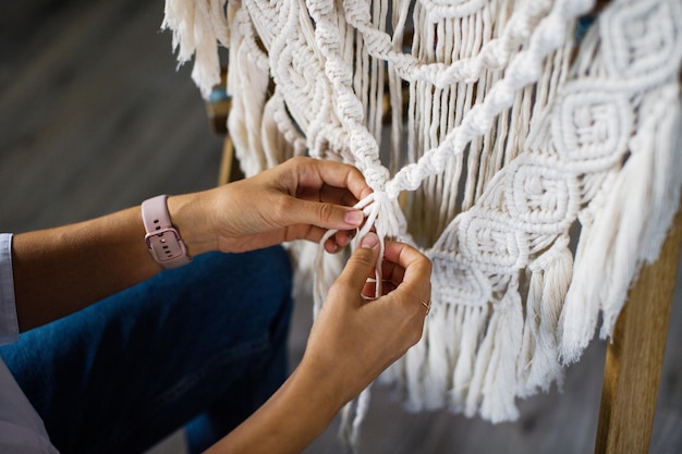 De productie van bohostyle panelen is gemaakt van katoenen draden van natuurlijke kleur in de macrame