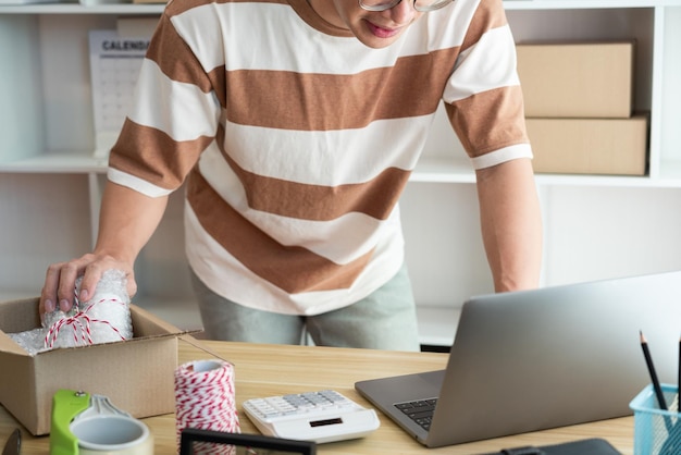 de productleverancier controleert de details op de computer en het echte product in het pakket