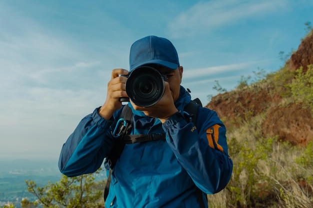 Foto de professionele camera van een wandelaar onthult de pracht van de berg