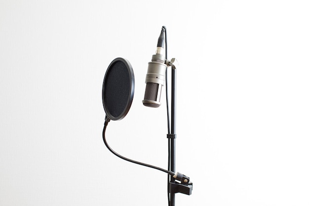 De professionele microfoon en andere studioapparatuur voor live-uitzendingen